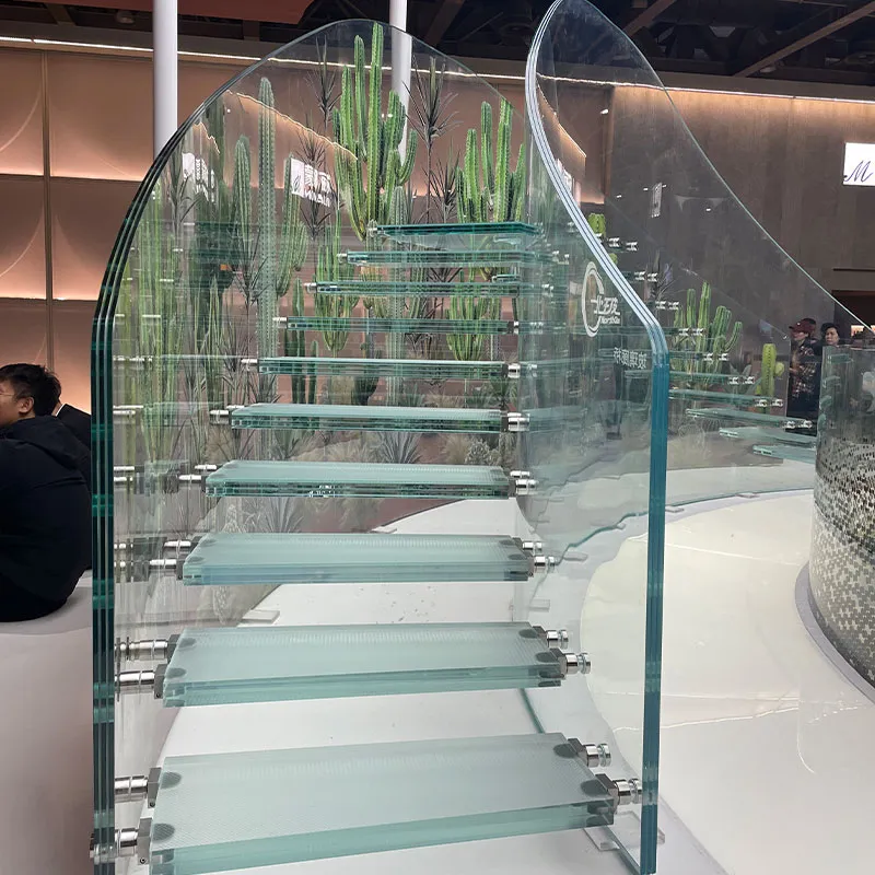 Лестница из гнутого стекла (1)